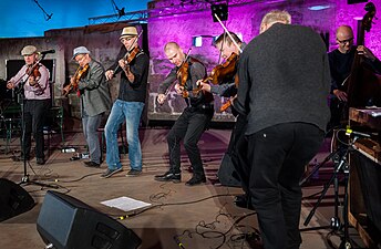 Gra na skrzypcach w wykonaniu zespołu JPP﻿(inne języki) podczas Festiwalu Muzyki Ludowej w Kaustinen w 2015 roku