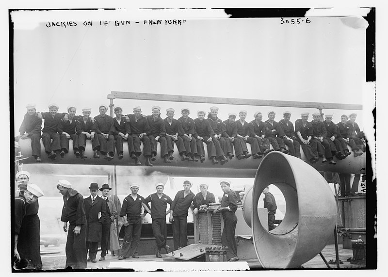 File:Jackies on 14" gun - NEW YORK LCCN2014695998.jpg