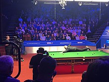 Billede af John Higgins, der stiller et skud i kø