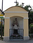 Kapellenbildstock mit einer Statue Johannes Nepomuks in Ried am Riederberg.jpg