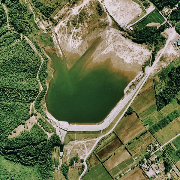 File:Kemuyama Dam lake 1976.jpg