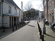 De Kerkstraat, kijkend naar de brug over de Reguliersgracht. Links de Amstelkerk