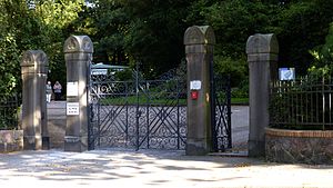 Kiel-Südfriedhof-11-4-Eingangstor.jpg