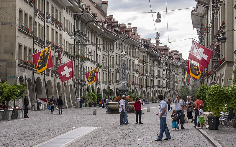 File:Kramgasse mit Kreuzgassbrunnen in Bern.jpg