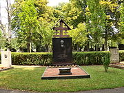 Kroměříž, hřbitov, hrob E. Axmana.JPG