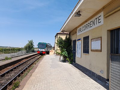 L'ADe 22 in partenza dalla stazione di Valcorrente, 17 giugno 2022.