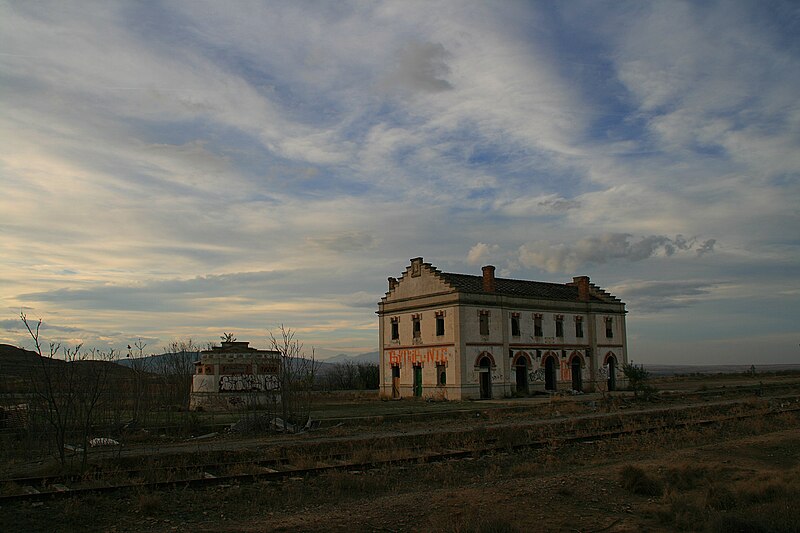 File:Línea del ferrocarril Soria-Castejón - Estacion de Fitero, Navarra (6336374653).jpg