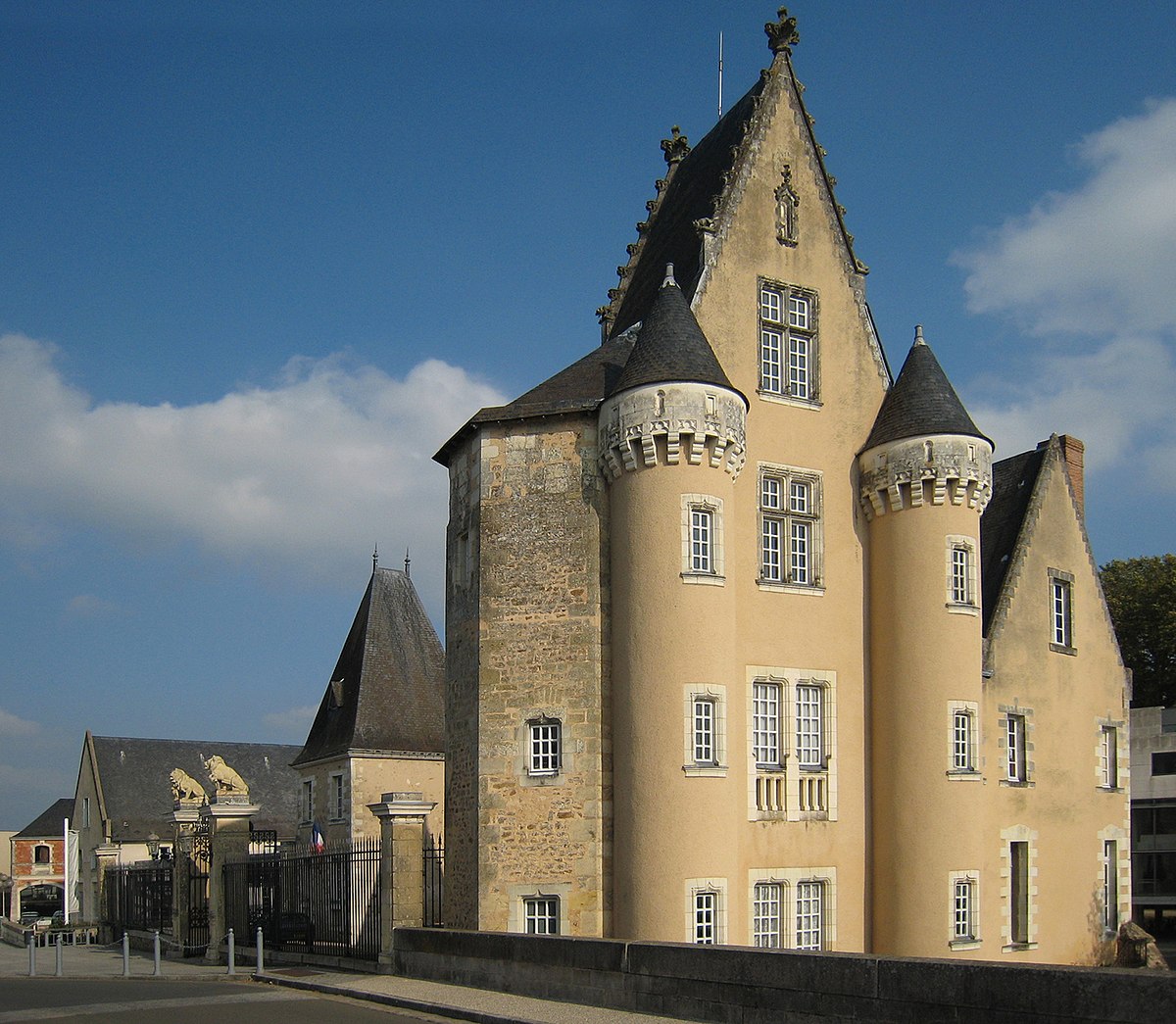 LE VOYAGE DE FRANCE, DRESSÉ POUR LA COMMODITÉ DES FRANÇAIS ET ÉTRANGERS -  1200px-La_Fleche_Townhall_2007_01