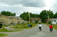 Jeunes Algonquins à vélo à Lac-Simon