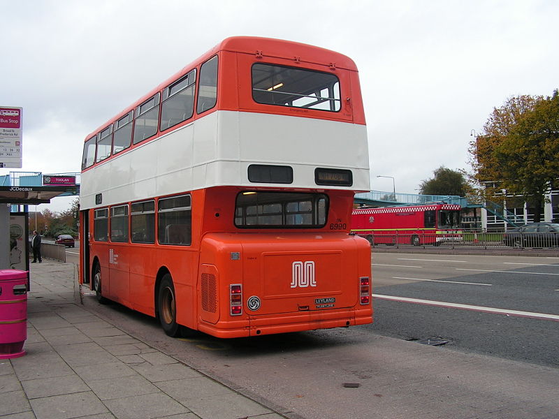 File:Lancashire United Transport bus 6990 (DWH 706W), 12 November 2006 (04).jpg