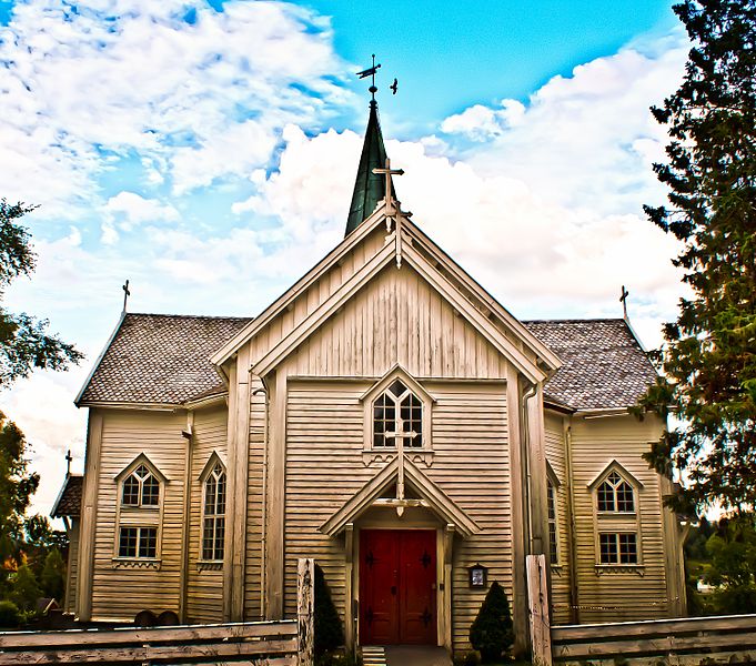 File:Leirfjord kirke.jpg