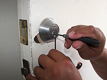 Picking while tensioning Locksmith-1947387 1920.jpg