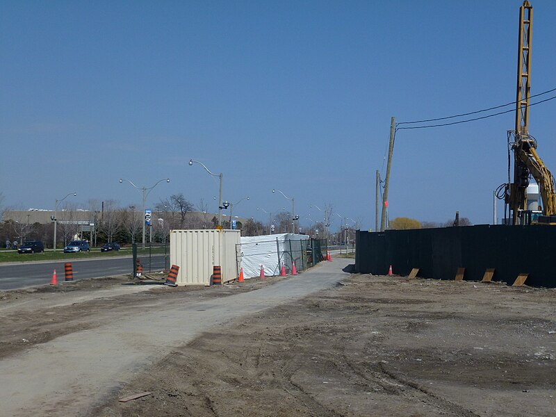 File:Looking at the Ashbridges Bay Carhouse, 2013 04 27 -dh.JPG