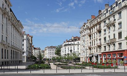 Comment aller à Place Du Général Brosset en transport en commun - A propos de cet endroit