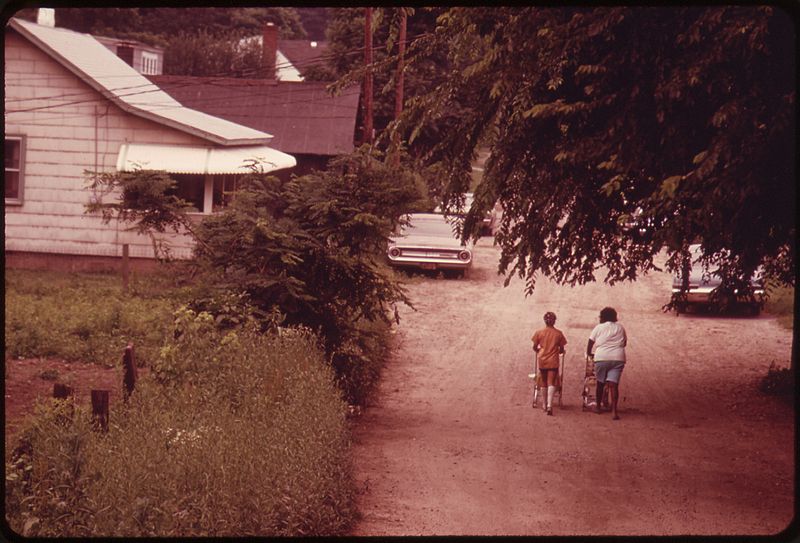 File:MOTHERS PUSH BABY STROLLERS DOWN UNPAVED STREET IN LONDON - NARA - 551105.jpg