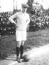 Foto in bianco e nero di un portiere di calcio, risalente al 1900.