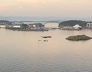 Majorskjeret (center), Majoren on the right, Majorgrunnen in the foreground, view from the west, 2019