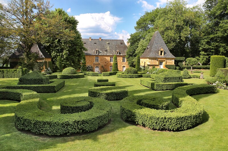 File:Manoir d'Eyrignac et Jardin Français.jpg