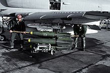אנשי צוות קרקע מחמשים A-4F סקייהוק עם פצצות סימן 81