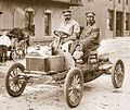 Walter Marr und Tom Buick (David Buicks Sohn) während der Erprobung des ersten in Flint fertig gestellten Buick-Automobils, einem Type B. Die Aufnahme entstand am 12. Juli 1904 in Flint.