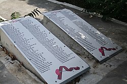 Բետոնե հենարանները, որոնց վրա նշված են գերեզմանոցում թաղված մարտիկների անունները