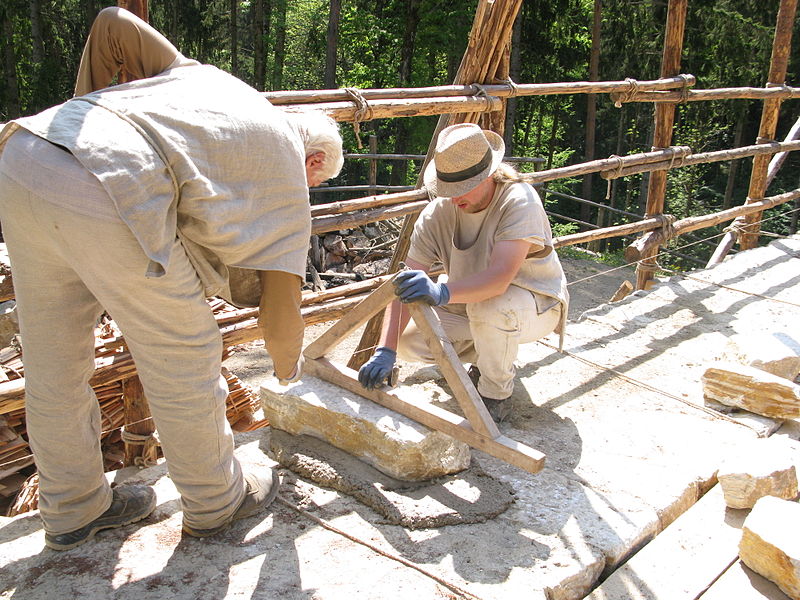 File:Maurer beim Burgbau Friesach.JPG