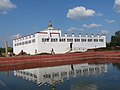 白色寺庙前有一座圣水池（Puskarni），据传摩耶夫人生产前就在此沐浴净身