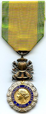 Avers francuske Vojne medalje (franc. Médaille militaire) (en); Medalju je 1852. osnovao predsednik Luj Napoleon pre nego što se proglasio carem Napoleonom III[30][31]; Na aversu medalje je prikaz Marijane kao nacionalne personifikacije Francuske.