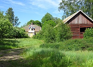 Huvudbyggnaden och torkladan.