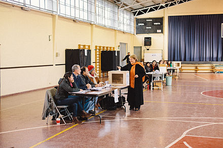 Michelle Bachelet casting her vote. Michelle Bachelet vota primarias 2013.jpg