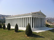 Vista del color del modelo reconstruido del Templo de Artemisa, en el Parque Miniatürk, Estambul, Turquía