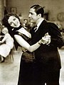Carlos Gardel dansând tangou cu actrița Mona Maris (instantaneu dintr-un film din 1934)
