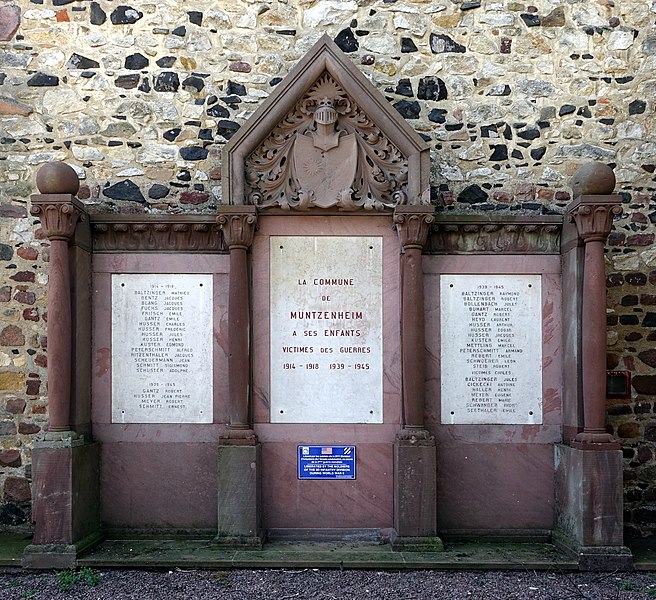 File:Monument aux morts des Première et Seconde Guerres mondiales (Muntzenheim).jpg