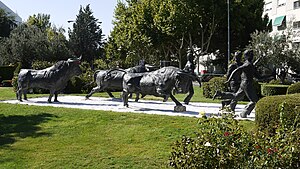 Monument aux encierros, fair par José Miguel Utande, à la Place Andrés Caballero.