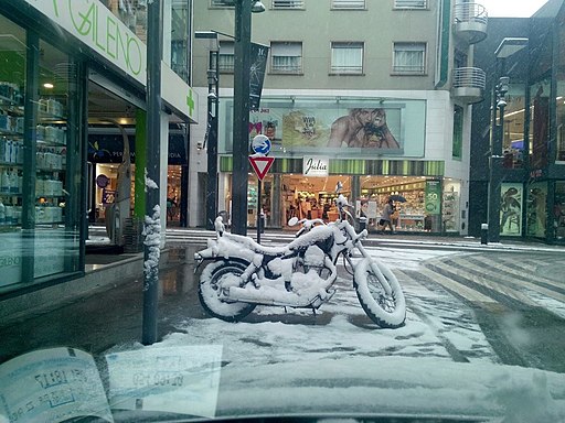 Moto bajo la nieva