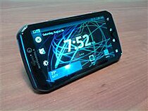 IS11M（Motorola PHOTON）のベースモデルMotorola PHOTON 4G。 ISW11Mの背面には「au by KDDI」のロゴが刻印されている。