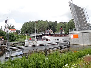 M/S Enköping passerar Flottsundsbron på väg mot Ekoln i Mälaren. Bilden är tagen från Kungshamn-Morgas naturreservat.