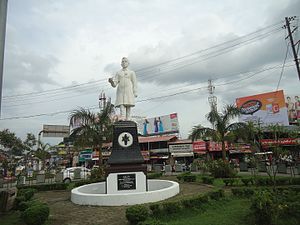 Statue of Nehru in Nehru Park Muvattupuzha Town DSC02679.JPG