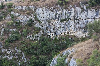 tombe della Cavetta dal sentiero della Grotta Trovata