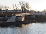 Ponte pedonal em frente à confluência do canal da cidade com o Havel