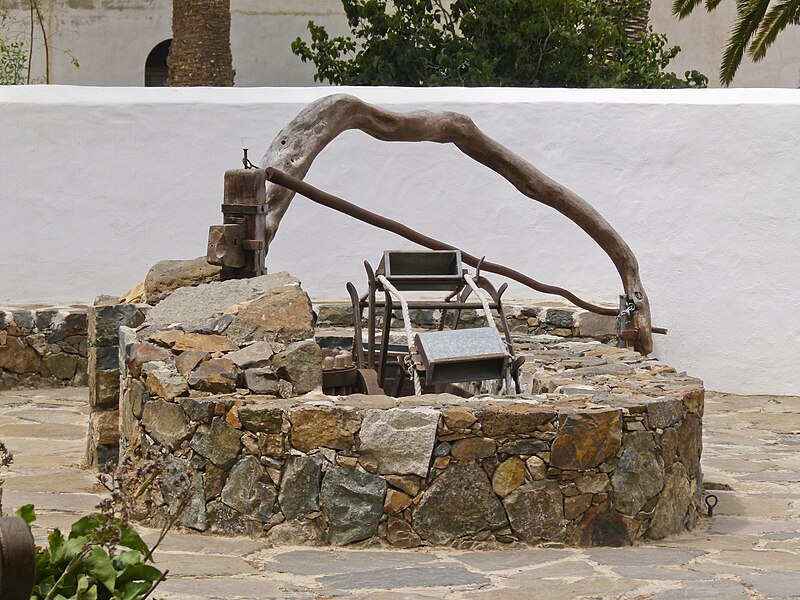 File:Noria de tiro - water supply well - Betancuria - Fuerteventura - Canary islands - Spain - 02.jpg