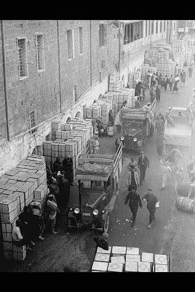 File:ORANGE CRATES FOR EXPORT AT THE JAFFA PORT. ארגזי תפוזים לייצוא בנמל יפו.D592-096.jpg