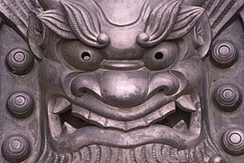 Detail: ein Oni-ita (鬼板), wörtlich: das Brett, das die Koboldfratze trägt