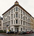 Mietshaus in halboffener Bebauung in Ecklage, mit seitlichem Vorgarten und Einfriedung