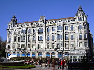 Building at Plaza de La Escandalera Oviedo02.jpg