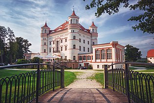 Pałac w Wojanowie latem.jpg