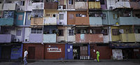 Bergingen en doorloop in de plint van een flat in Panama-Stad