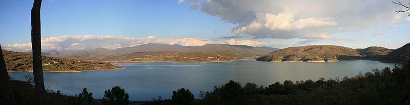 File:Panoramica Lago di Montedoglio.jpg