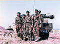 Rangers da Marinha posando com um canhão sem recuo em um veículo.