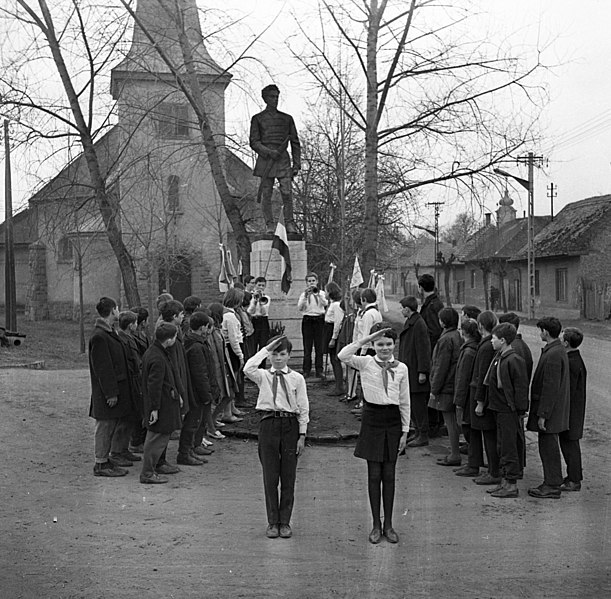 File:Petőfi Sándor tér, Petőfi Sándor szobra (Turáni Kovács Imre, 1955.), háttérben az evangélikus templom. Fortepan 89637.jpg